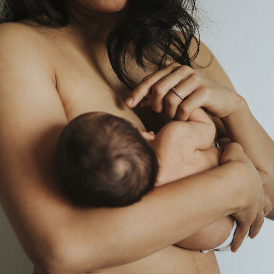 Imagem mae-amamentando-seu bebe